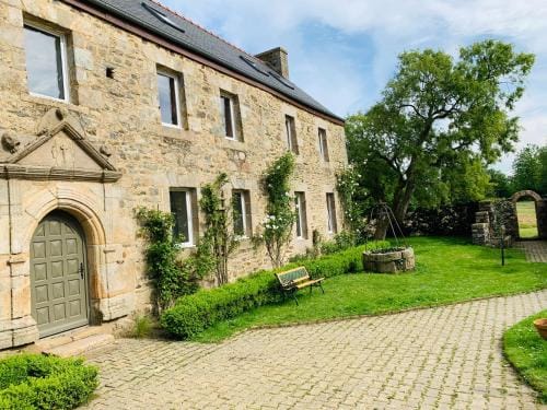 LE DOMAINE DE COAT ROGAN La chambre romantique Hotel in Brittany