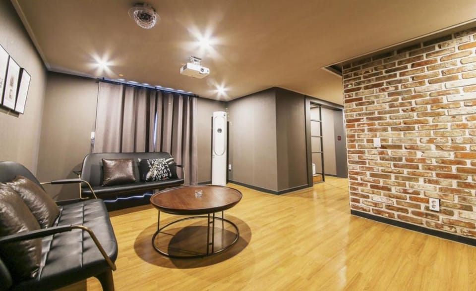 Changwon Brown-dot Hotel Myeongseo Motel in South Korea