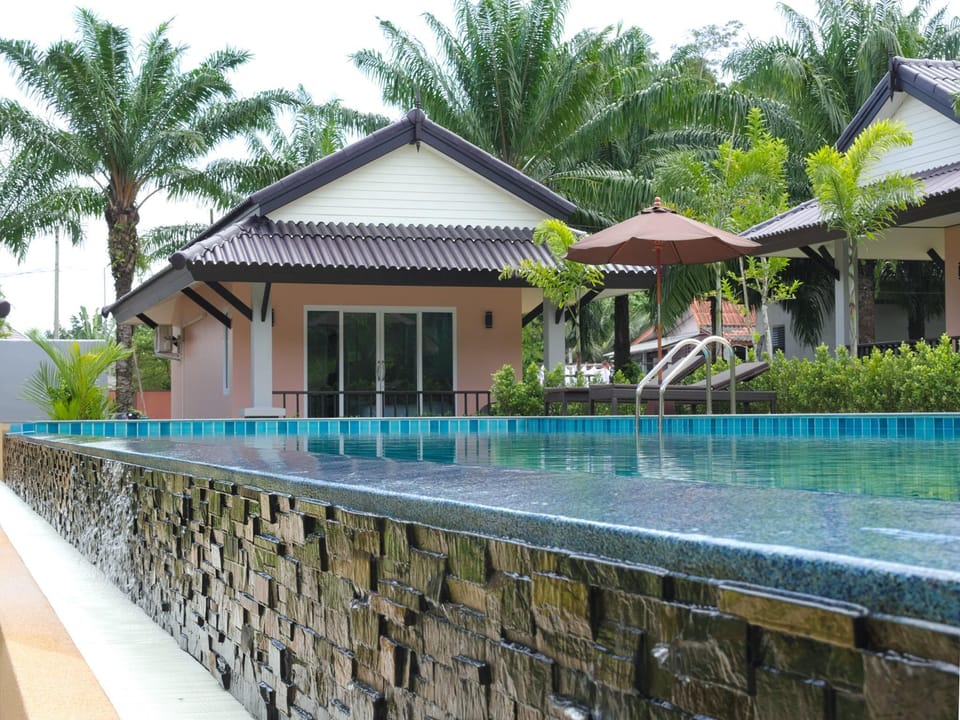 Swimming pool [outdoor]