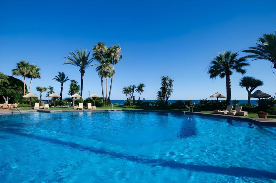 Swimming pool [outdoor]