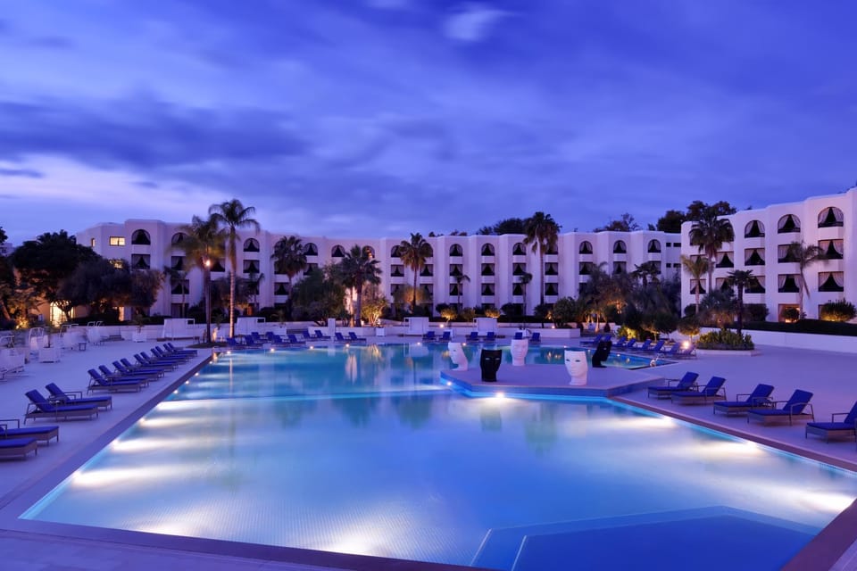 Swimming pool [outdoor]
