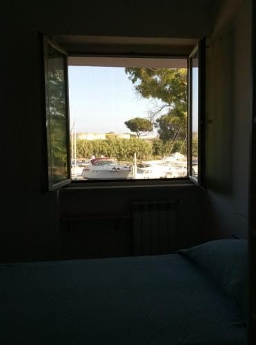 A La vue chambre BAGNO CONDIVISO SHARED BOTH2piano no lift no navetta a pagamento aria condizionata  Hotel in Fiumicino