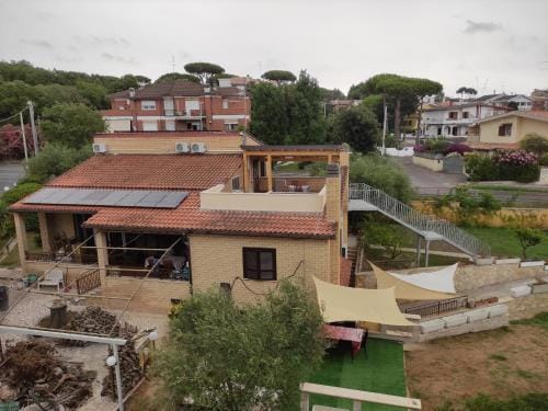 VILLA GIULIANA stanze con bagno interno in Villa a 350 mt spiaggia libera Lido delle Sirene Hotel in Anzio
