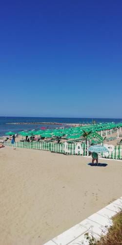 VILLA GIULIANA stanze con bagno interno in Villa a 350 mt spiaggia libera Lido delle Sirene Hotel in Anzio