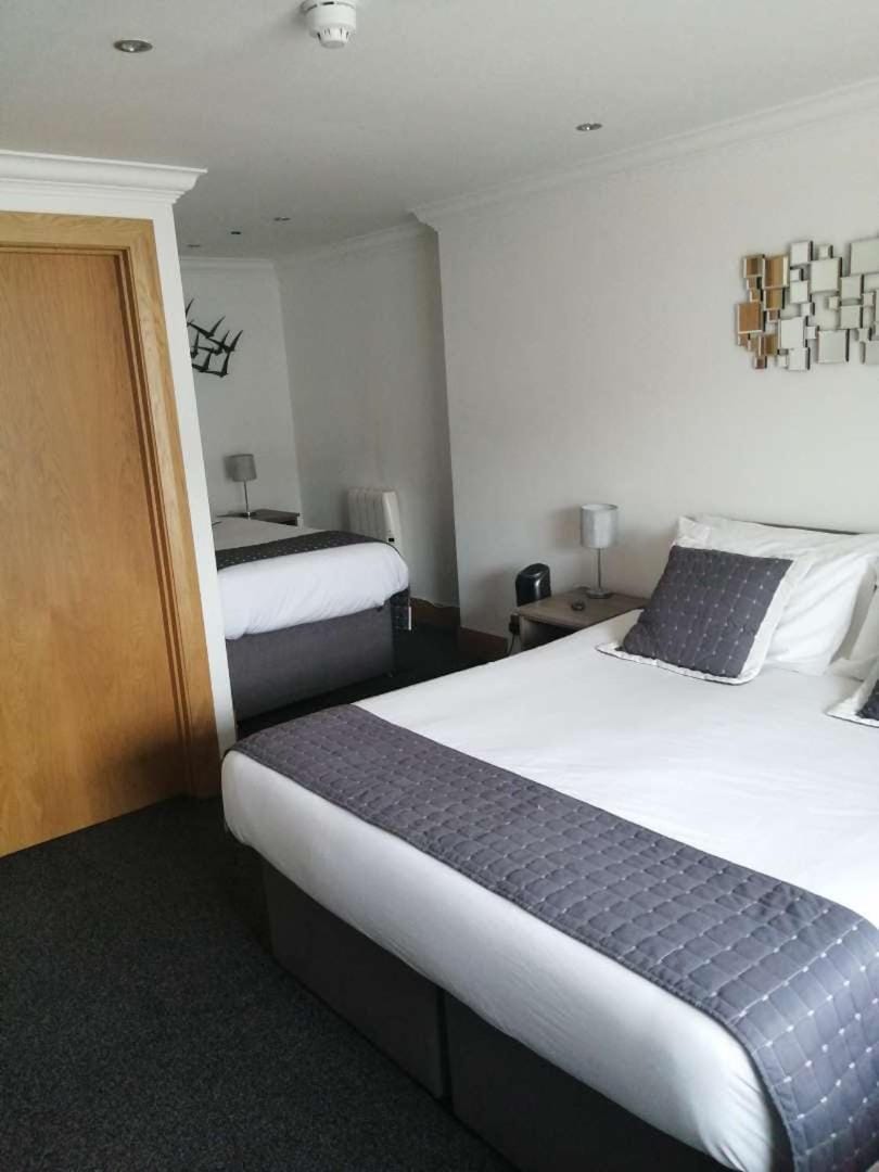 Reveller Bar Lodgings Hotel in Donegal City