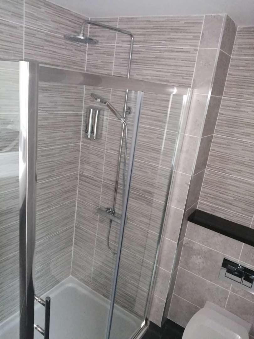 Reveller Bar Lodgings Hotel in Donegal City