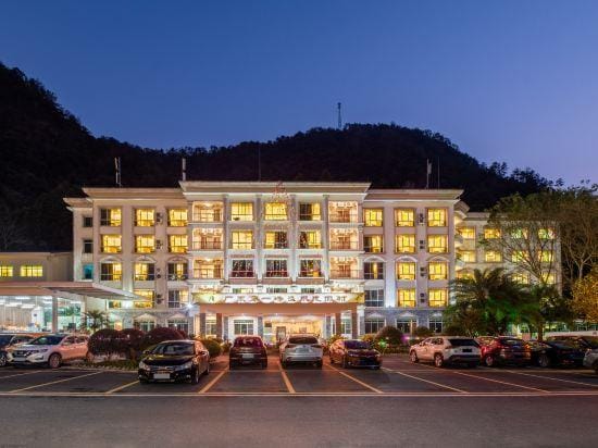 Guangdong First Peak Forest Hot Spring Resort Hotel in Guangdong