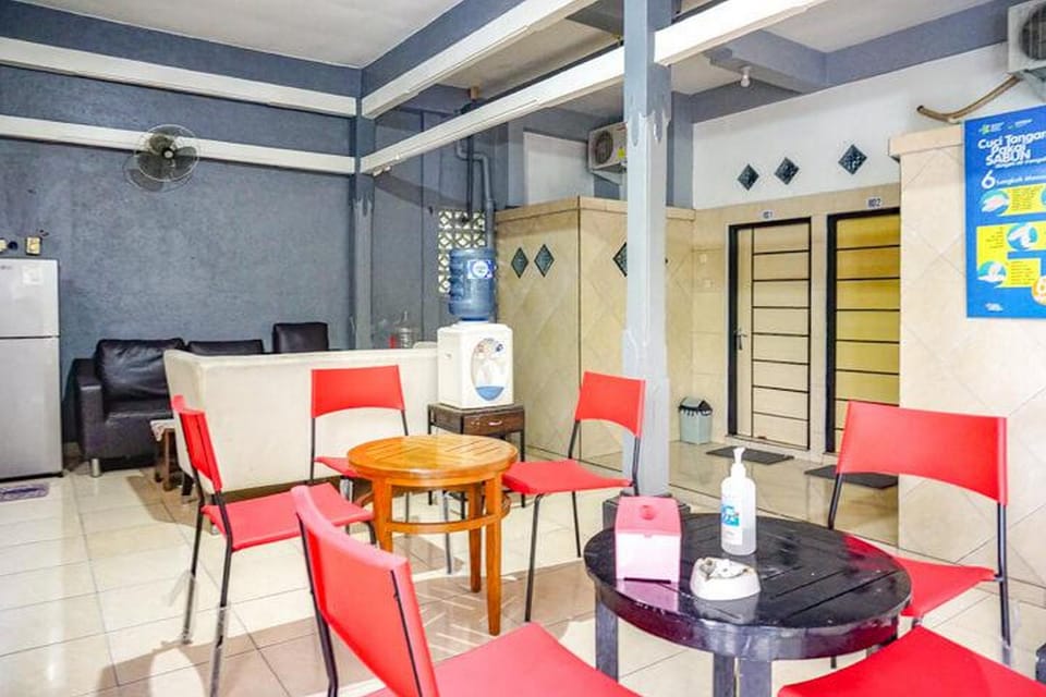 RedDoorz near Penimbangan Beach Singaraja Hotel in Buleleng