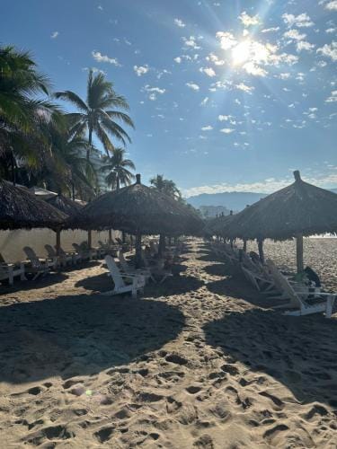 HAB PTa B AREA DE VILLAS DENTRO DEL HOTEL Junto al Krystal EN IXTAPA WIFI 2A 1M Con playa Hotel in Ixtapa Zihuatanejo