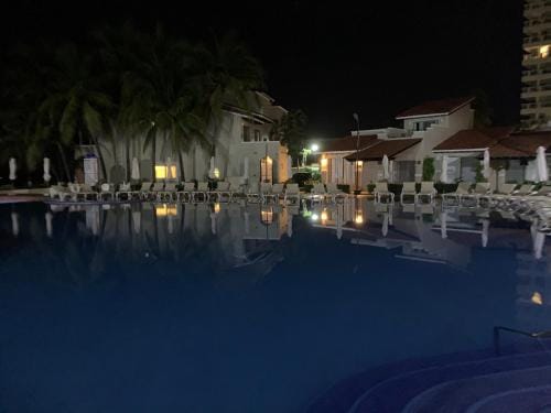 HAB PTa B AREA DE VILLAS DENTRO DEL HOTEL Junto al Krystal EN IXTAPA WIFI 2A 1M Con playa Hotel in Ixtapa Zihuatanejo