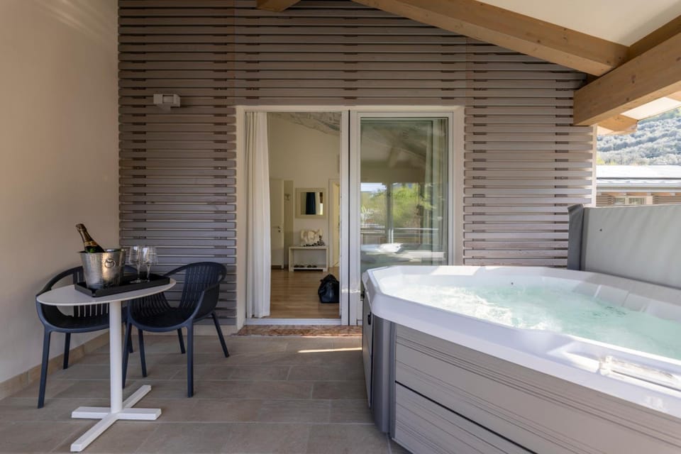 Hi Hotels Torbole - Heated Outdoor Pool & Spa Hotel in Nago–Torbole