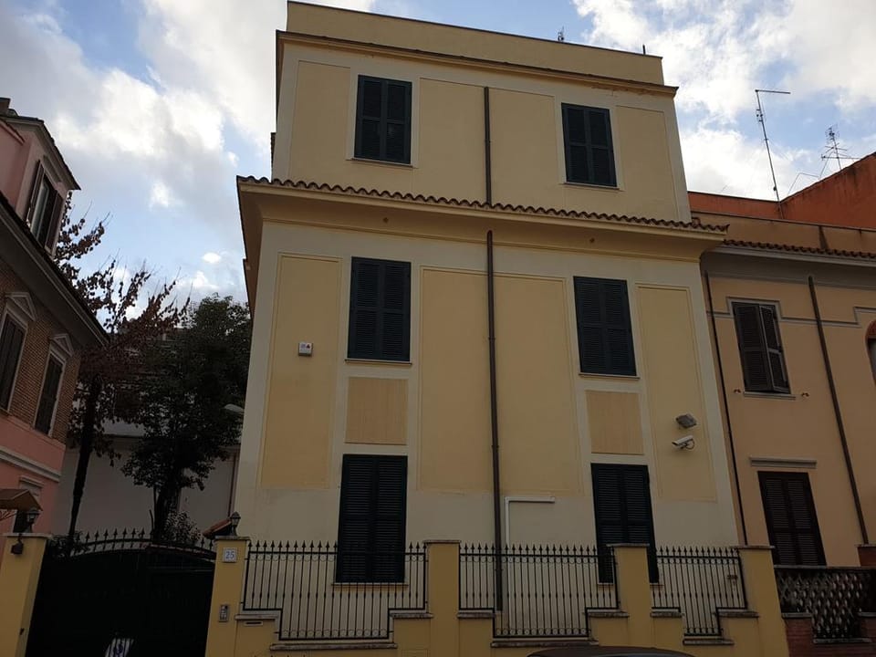 VILLA LUZZATTI Hostel in Rome