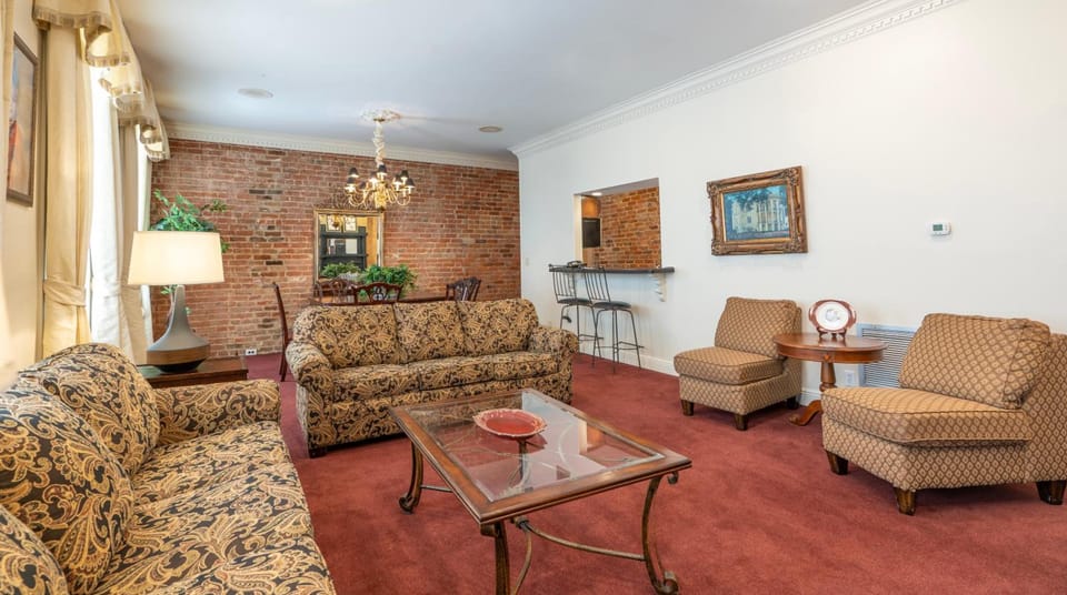 Quarter House Suites Hotel in French Quarter