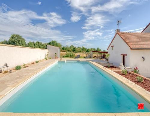 maison blanche piscine et petit dejeuner Hotel in Centre-Val de Loire