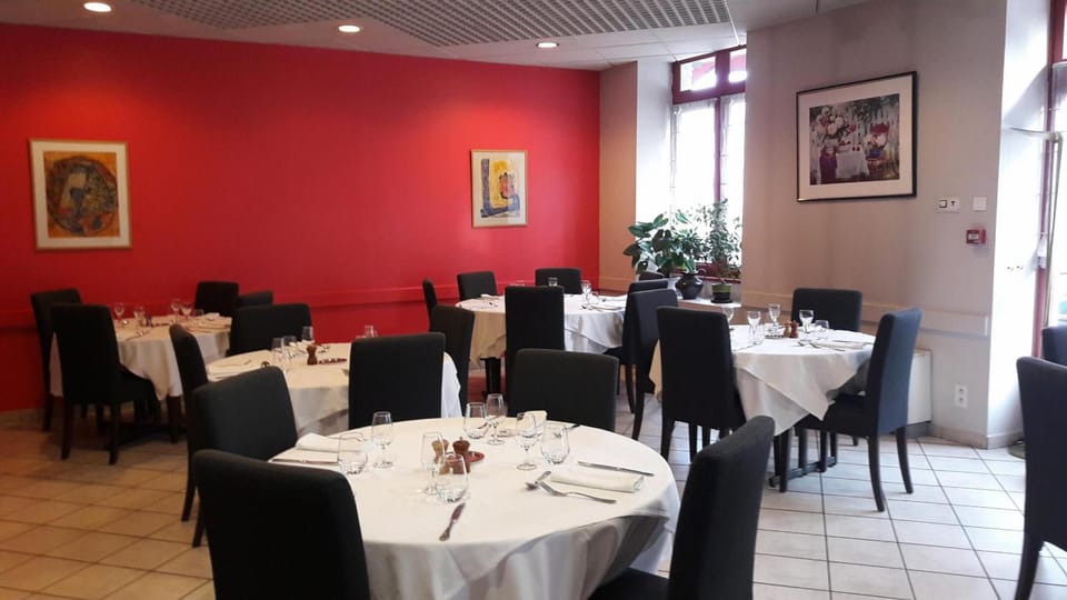 Logis Hotel du Parc-Restaurant - Le Rouget de Lisle Hotel in Jura