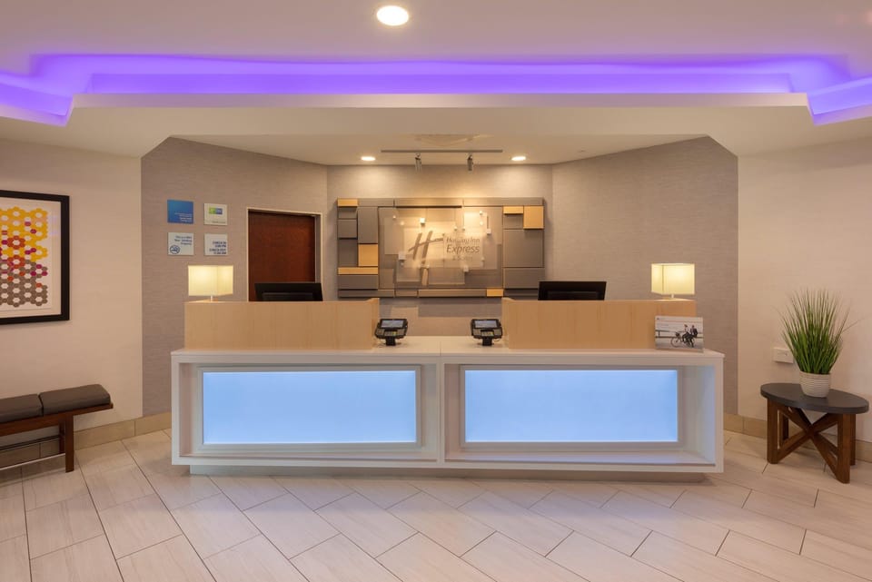 Holiday Inn Express & Suites Bradley Airport By IHG Hotel in Windsor Locks