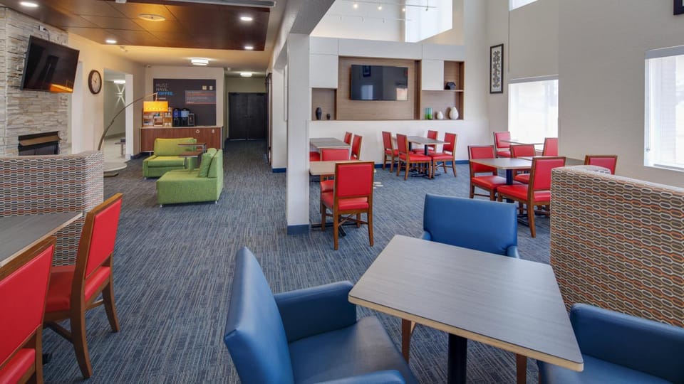 Holiday Inn Express & Suites Detroit - Farmington Hills By IHG Hotel in Farmington Hills