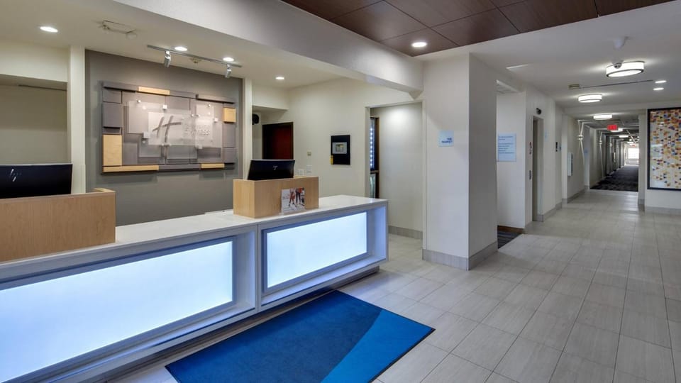 Holiday Inn Express & Suites Detroit - Farmington Hills By IHG Hotel in Farmington Hills