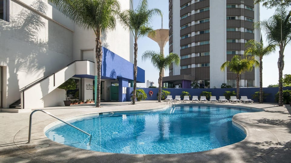 Swimming pool [outdoor]