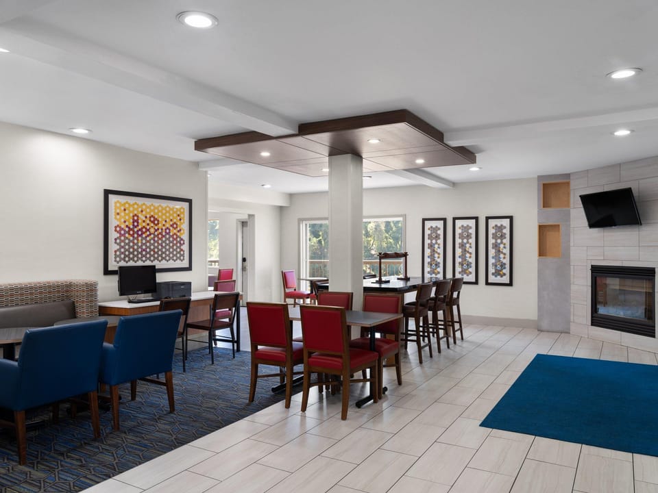 Holiday Inn Express Fort Bragg By IHG Hotel in Fort Bragg