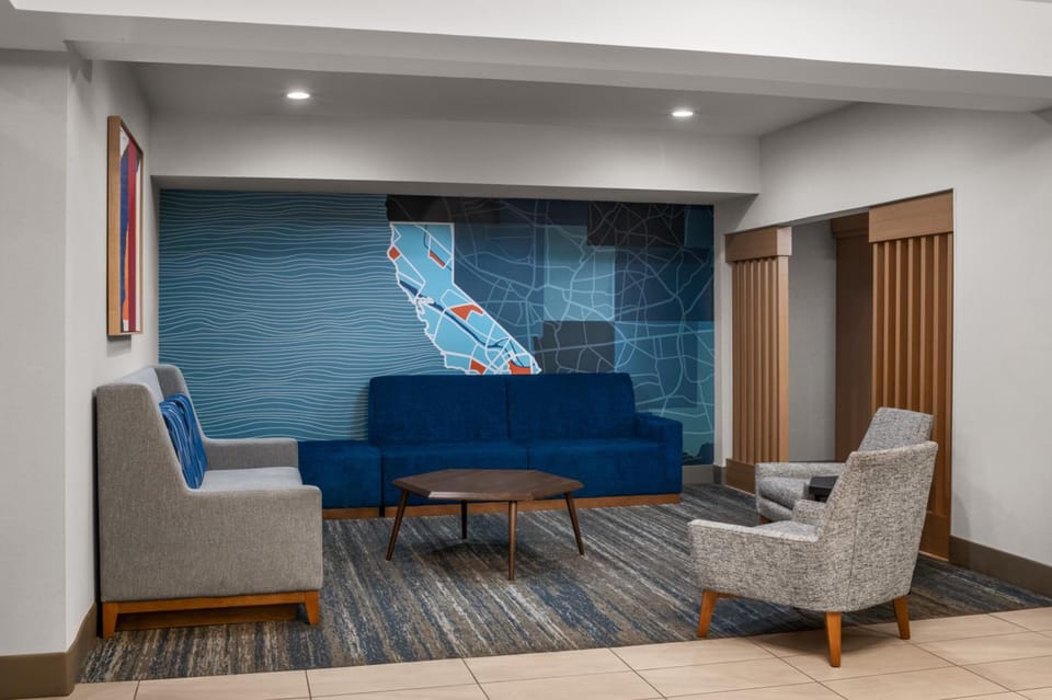 Holiday Inn Express & Suites Fresno (River Park) Hwy 41 by IHG Hotel in Fresno