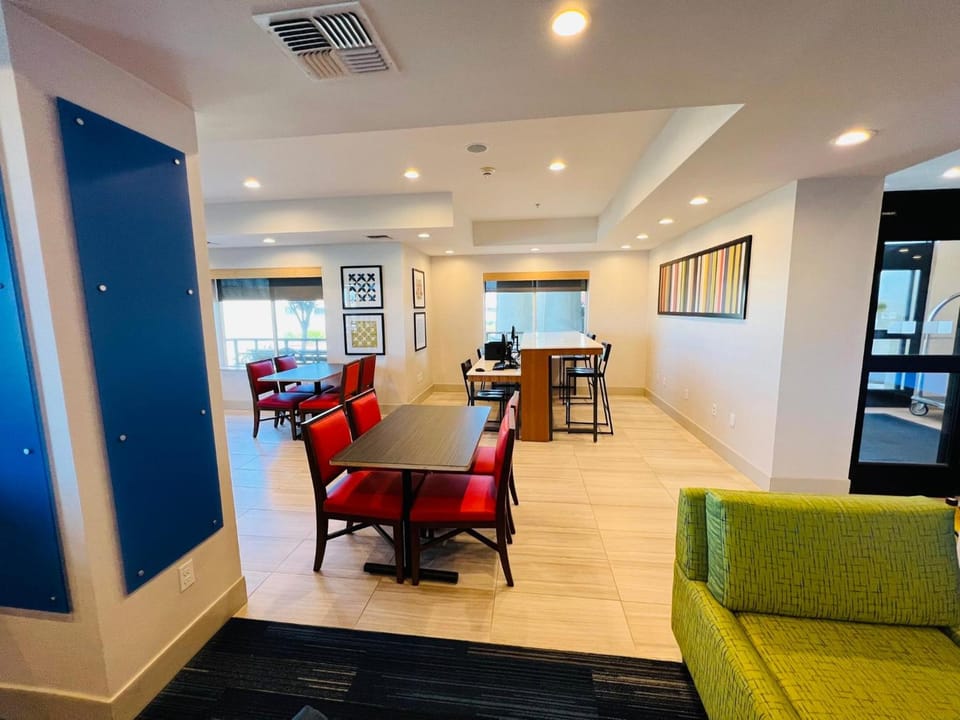 Holiday Inn Express & Suites Salinas by IHG Hotel in Salinas