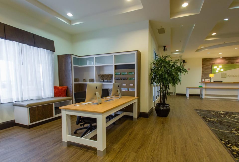 Holiday Inn Hotel & Suites Bloomington Airport By IHG Hotel in Bloomington