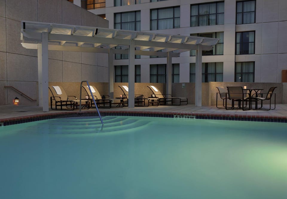 Swimming pool [outdoor]