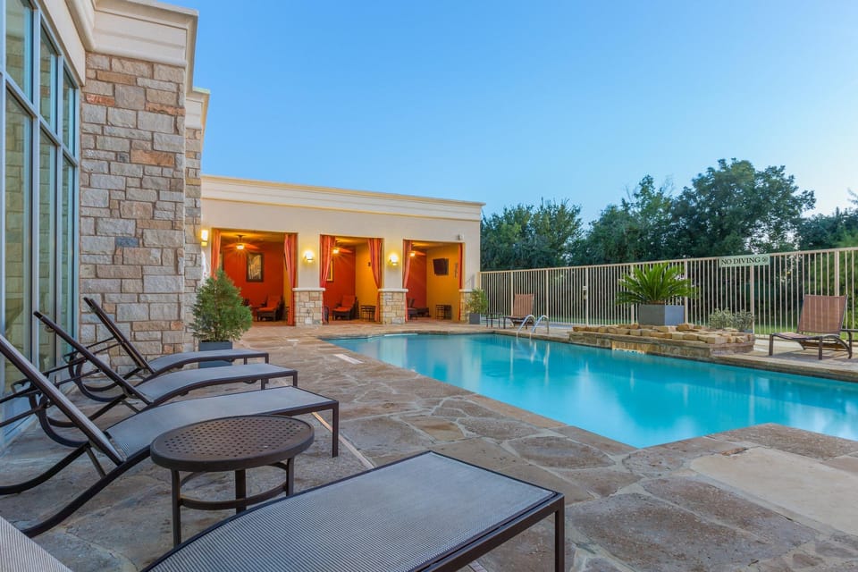 Swimming pool [outdoor]