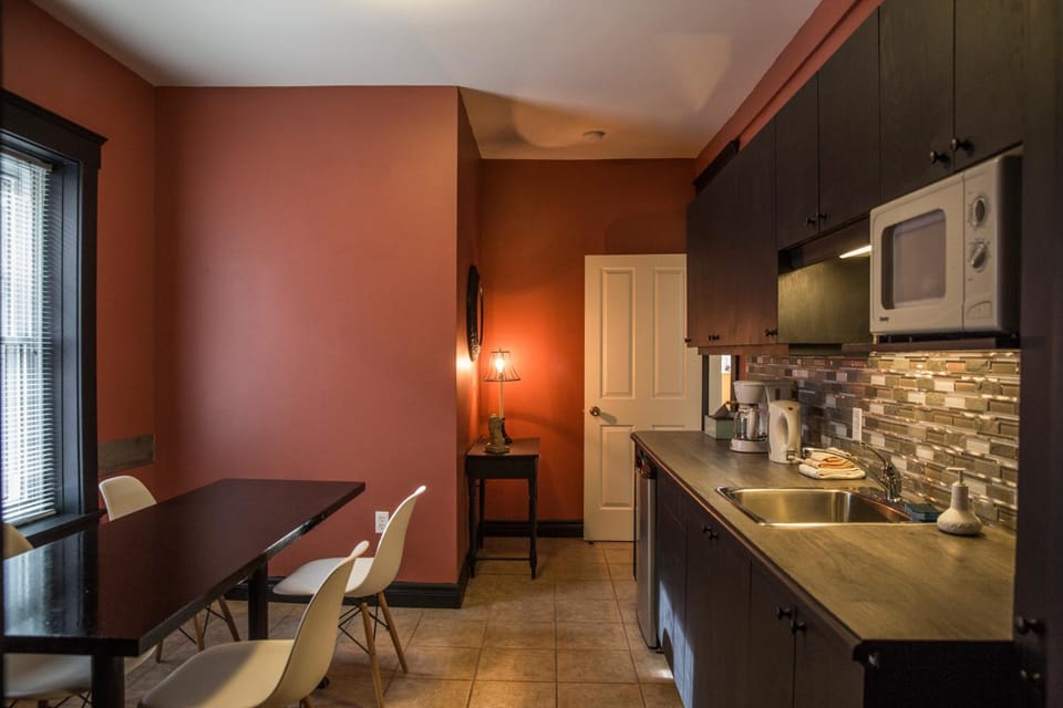 Auberge aux Deux Lions Inn in Quebec City