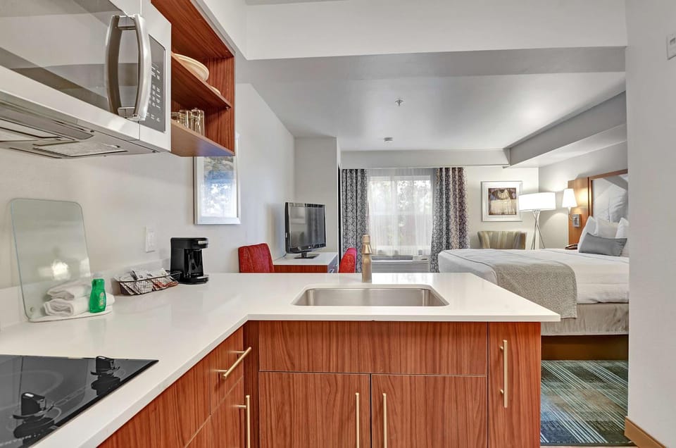 Executive Residency by Best Western Navigator Inn & Suites Hotel in Paine Lake Stickney