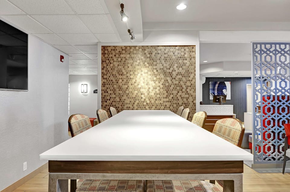 Executive Residency by Best Western Navigator Inn & Suites Hotel in Paine Lake Stickney