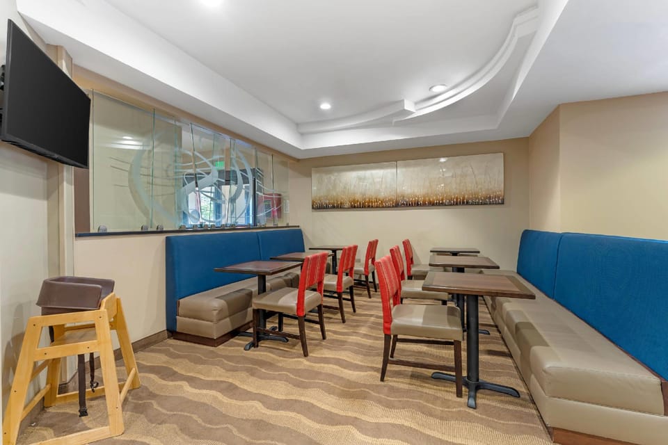 Comfort Suites Pittsburgh Airport Hotel in Moon Township