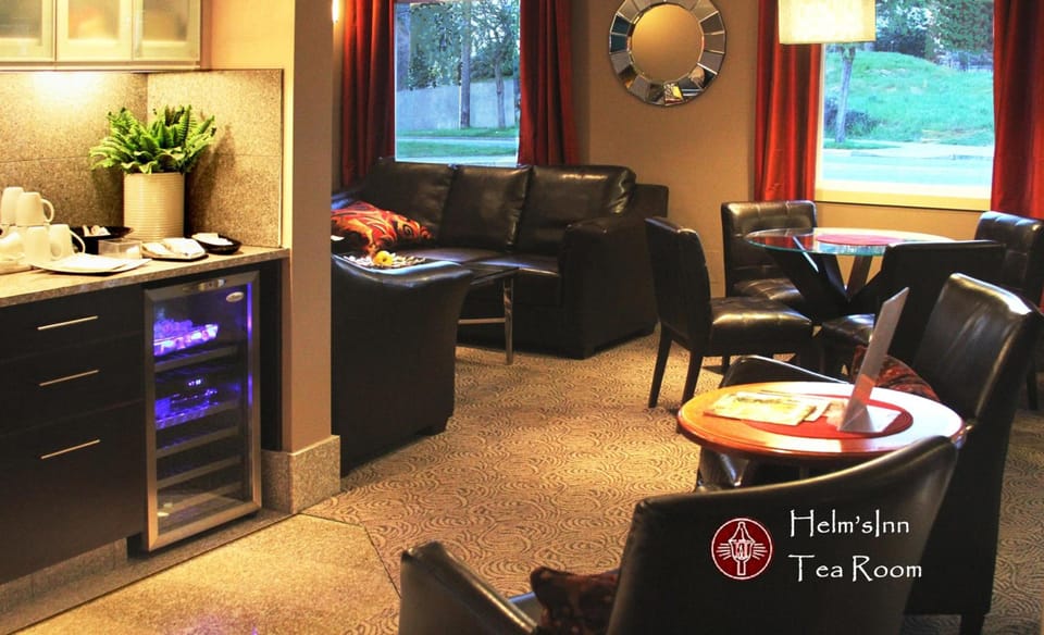 Helm's Inn Hotel in Victoria