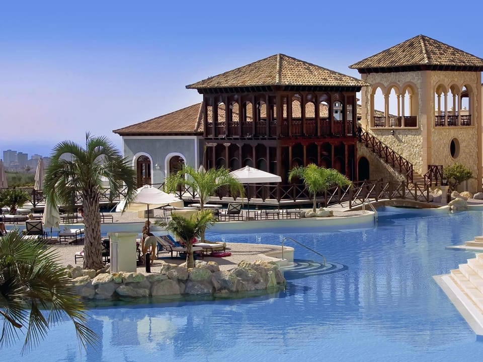 Swimming pool [outdoor]
