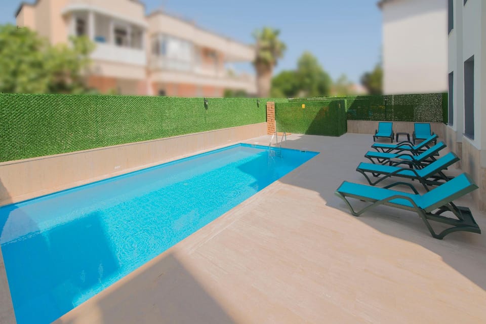Swimming pool [outdoor]
