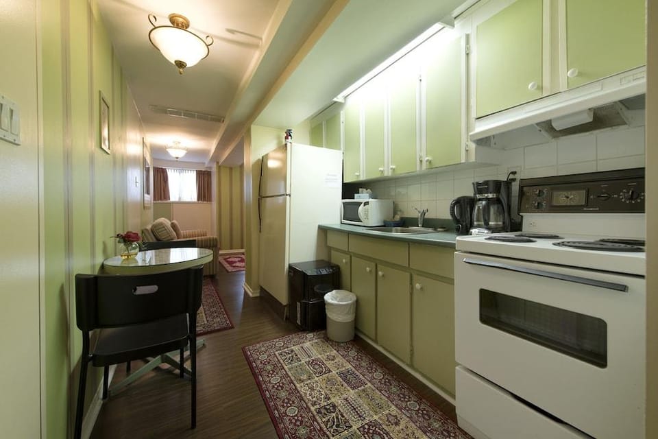 Victoria's Mansion Guest House Hotel in Toronto