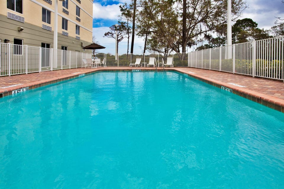 Swimming pool [outdoor]
