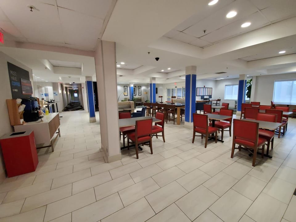 Holiday Inn Express Hotel & Suites Lynnwood By IHG Hotel in Lynnwood