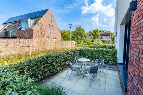 Roosjesweg 2 Gastenkamer met parkeerplaats en terras EG Hotel in Domburg