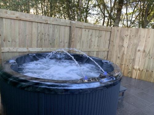 Lola Lodge - Luxury Hot Tub Retreat Lodge in England
