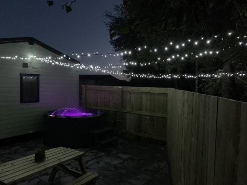 Lola Lodge - Luxury Hot Tub Retreat Lodge in England