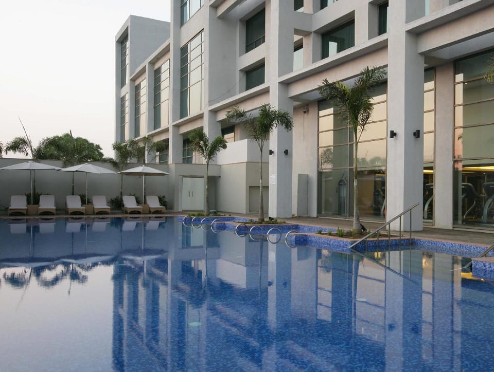 Swimming pool [outdoor]