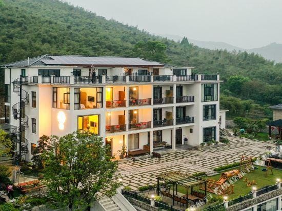 wake up in moganshan·A Beautiful night in the forest Hotel in Hangzhou