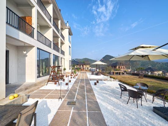 Mountain Carefree Manor Hotel in Hangzhou