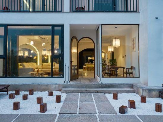 Mountain Carefree Manor Hotel in Hangzhou