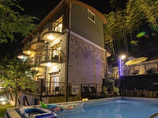 Mogan Mountain Xiaofeng Mujing Xiangye Hot Spring Hostel Hotel in Zhejiang