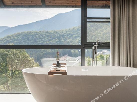 Listen to Jian · Moganshan Chun Mountain View B&B Hotel in Zhejiang