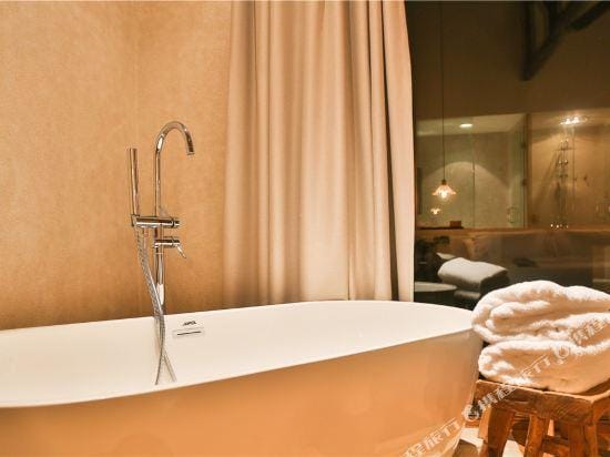 Ringing Heights Hotel in Zhejiang