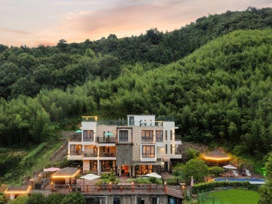 Cloud Mirror Holiday Hostel Hotel in Zhejiang